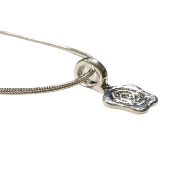 Retro Flower Hipster Necklace - Picture 3 of 12